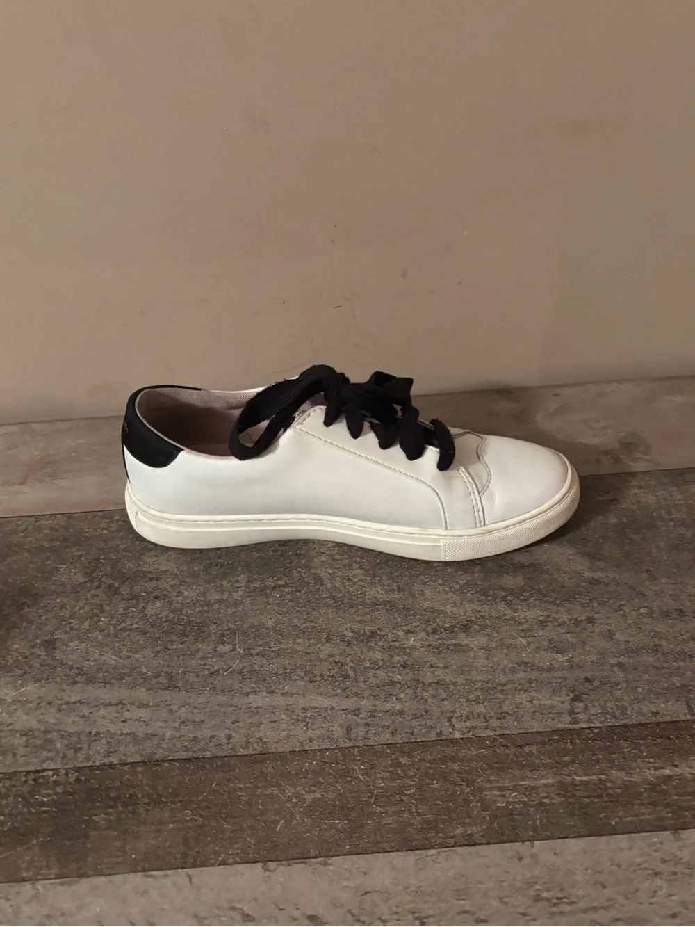 KATE SPADE FEZ WHITE LEATHER LOW TOP SNEAKER SIZE 8